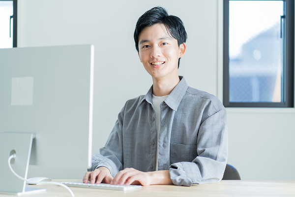 こちらを見ている男性